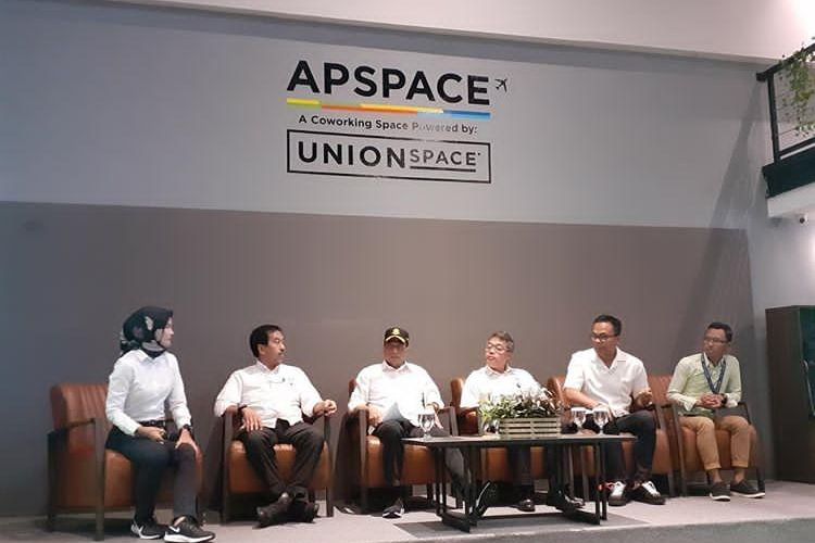 Menteri Perhubungan Budi Karya Sumadi (ketiga kiri) saat menjelaskan skema pemberian diskon tiket pesawat yang berlaku mulai besok, Minggu (1/3/2020), di Bandara Soekarno Hatta, Tangerang, Sabtu (29/2/2020).