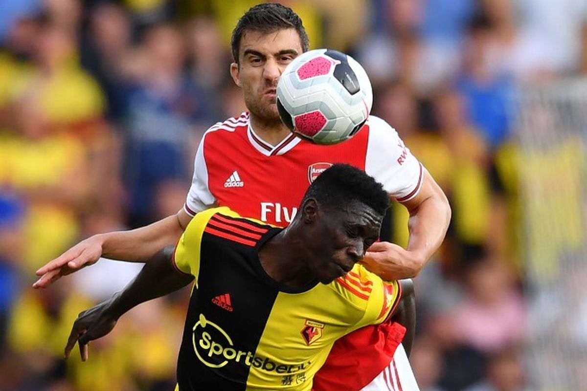 Ismaila Sarr dijaga oleh Sokratis Papastathopoulos pada pertandingan Watford vs Arsenal dalam lanjutan Liga Inggris di Stadion Vicarage Road, 15 September 2019. 
