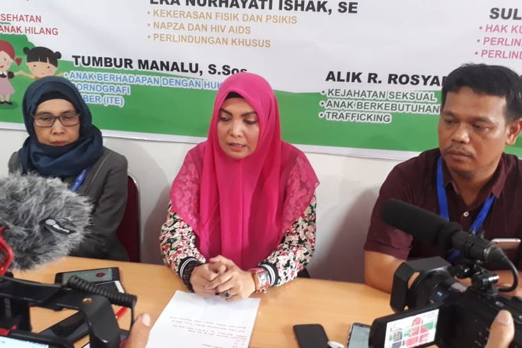 Ketua Komisi Perlindungan dan Pengawasan Anak Daerah (KPPAD) Kalimantan Barat, Eka Nurhayati Ishak menggelar pers rilis terkait perkara pengeroyokan pelajar di Pontianak,  Kalimantan Barat, Selasa (9/4/2019).