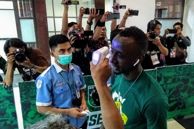 Pemain asing Persebaya Surabaya Makan Konate diperiksa petugas kesehatan jelang lawan Persipura Jayapura pada pekan ketiga Liga 1 2020 di Stadion Gelora Bung Tomo Surabaya, Jawa Timur, Jumat (13/03/2020) sore.