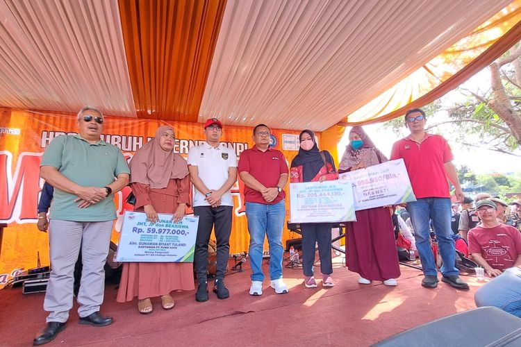 Pembagian hadiah dalam peringatan Hari Buruh kompleks Kantor Dinas Tenaga Kerja dan Koperasi (Dinakerkop-UKM) Kabupaten Banyumas, Jawa Tengah, Rabu (1/5/2024).