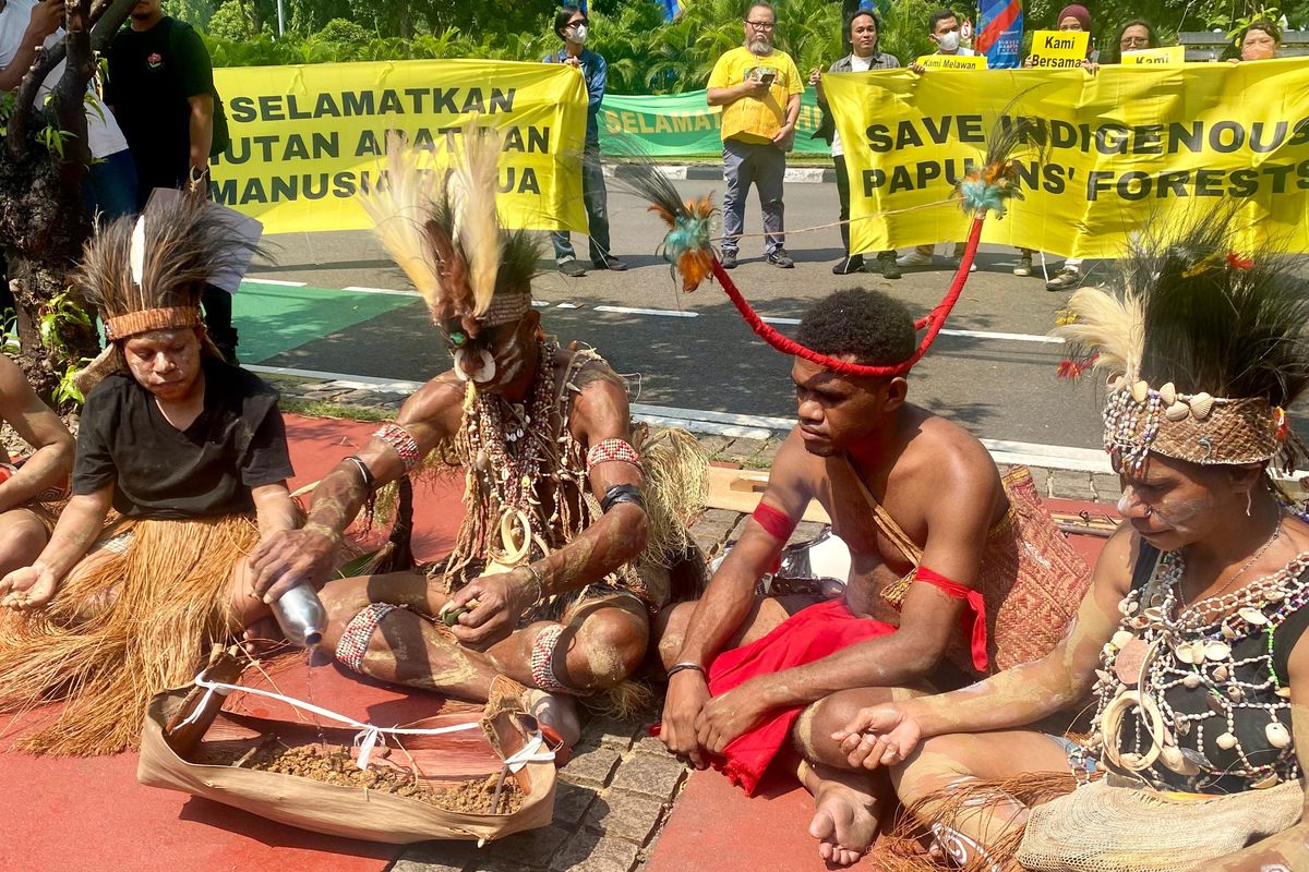 Masyarakat adat suku Awyu dan suku Moi, serta sejumlah aktivis menggelar aksi damai di depan Mahmakah Agung, Jakarta, pada Senin (27/5/2024), berharap Mahkamah Agung menjatuhkan putusan hukum yang melindungi hutan adat mereka.