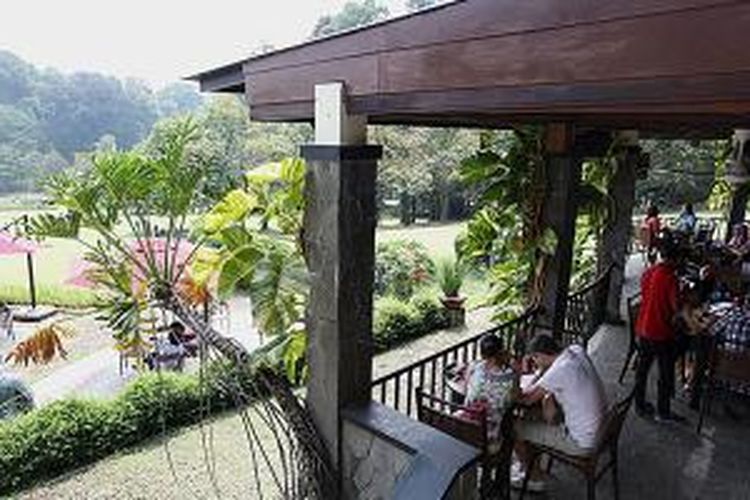 Suasana santap siang di Grand Garden Cafe & Resto di Kebun Raya Bogor, Jawa Barat, Jumat (5/9/2014). 