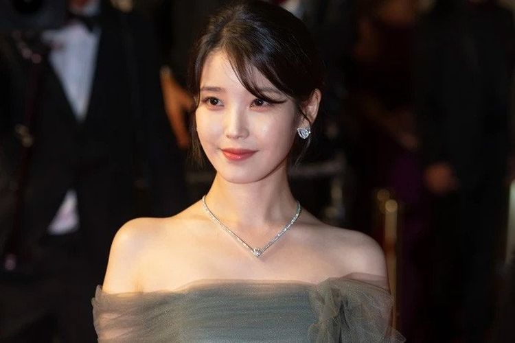 Penyanyi asal Korea Selatan, IU, menghadiri Festival Film Cannes 2022