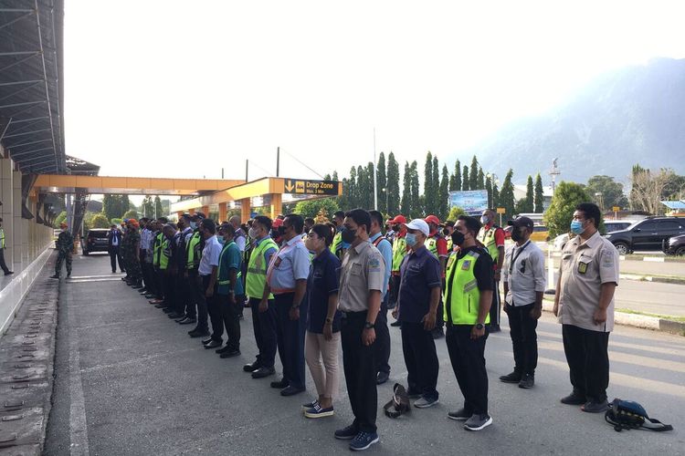 Para petugas Posko Terpadu Angkutan Lebaran, saat mengikuti apel penutupan Posko Angkutan Lebaran di Bandara Sentani, Kabupaten Jayapura, Papua, Selasa (10/05/2022).