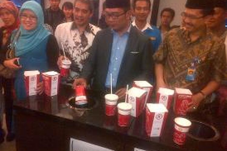 Wali Kota Bandung, Ridwan Kamil, mencontohkan cara membuang sampah di bioskop Blitz Megaplex, Kota Bandung, Jumat (21/2/2014).