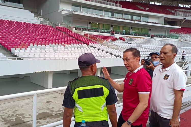 Ketum PSSI Mochamad Iriawan, saat berbicara dengan steward, menanyakan kesiapan bertugas untuk kelancaran jalannya pertandingan Indonesia vs Kamboja.