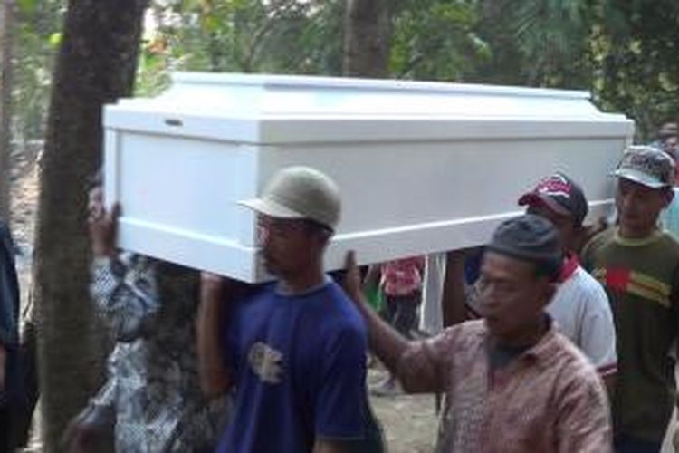 
Peti jenazah Rian dibawa warga untuk dimakamkan di Desa Banjar Lor, Banjarharjo, Brebes, Jawa Tengah.