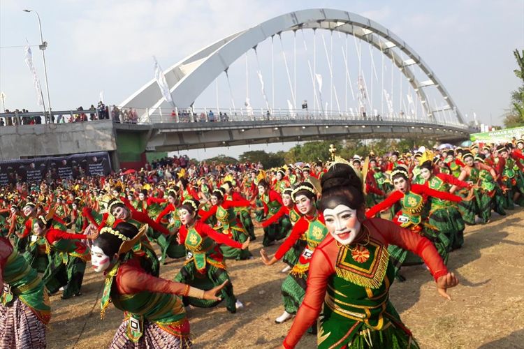 Tari Thengul massal di lapangan Kecamatan Trucuk Bojonegoro, Minggu (14/7/2019)