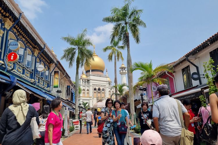 Suasana di sekitar Sultan Mosque di Kampong Gelam, Singapura, Jumat (6/10/2023).