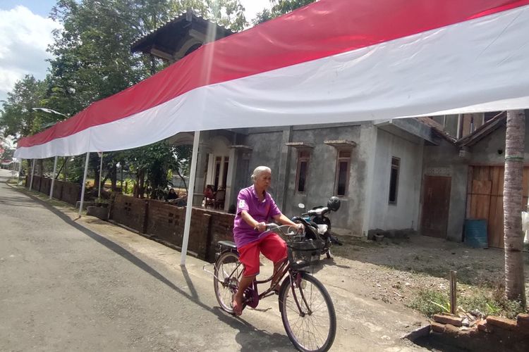 Bendera sepanjang 780 meter berkibar di Pedukuhan Karang, Kalurahan Jatisarono, Kapanewon Nanggulan, Kabupaten Kulon Progo, Daerah Istimewa Yogyakarta.