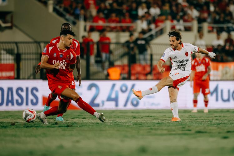 Jordy Bruijn melepas tendangan dalam laga Super League 2025-2026 Persijap vs Bali United di Stadion Gelora Bumi Kartini, Minggu (19/10/2025).