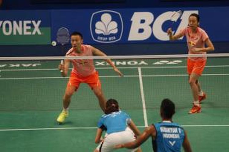 Pasangan ganda campuran Tiongkok, Zhang Nan/Zhao Yunlei, mengembalikan kok dari pasangan Indonesia, Edi Subaktiar/Gloria Emanuelle Widjaja, pada babak kedua BCA Indonesia Superseries Premier di Istora Senayan, Jakarta, Kamis (4/6/2015). 