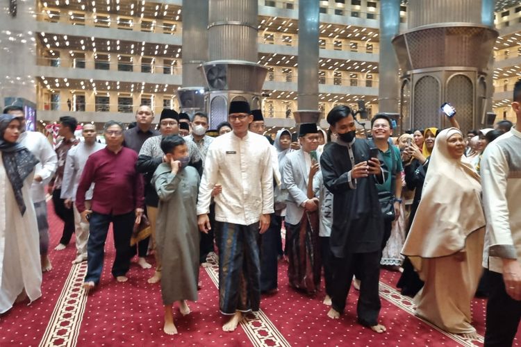 Menteri Pariwisata dan Ekonomi Kreatif (Menparekraf) Sandiaga Uno di Masjid Istiqlal, Jakarta, Jumat (21/4/2023).