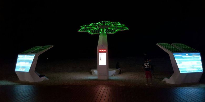 Lampu LED Smart Palm di Dubai yang menyala di malam hari.