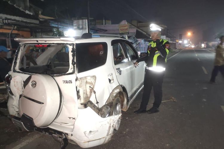 Mobil Terios mengalami kecelakaan lalu lintas di Desa Putat Kidul, Kecamatan Gondanglegi, Kabupaten Malang, Rabu (20/11/2024) malam. Dalam peristiwa mobil menabrak rumah warga ini, satu penumpang tewas.