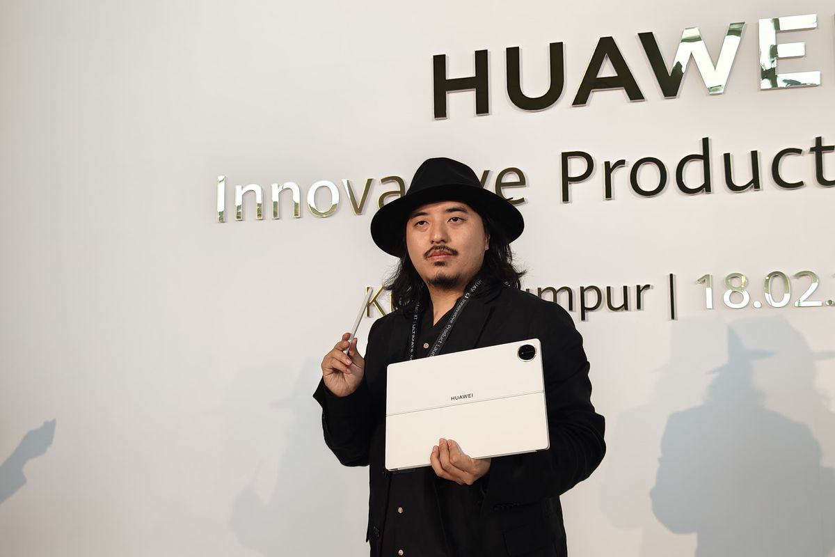 Seorang model menggenggam tablet Huawei MatePad Pro 13.2 di acara peluncurannya di Kuala Lumpur, Malaysia, Selasa (18/2/2025).