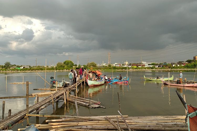 Suasana pesisir di Kampung Laut Tambaklorok Semarang. Selasa (10/5/2022)