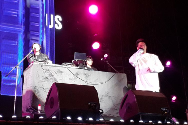 Grup musik elektronik asal Indonesia, Weird Genius tampil begitu energik di panggung Viral Fest Asia 2017 di Show DC, Bangkok, Thailand, Jumat (2/6/2017) malam.
