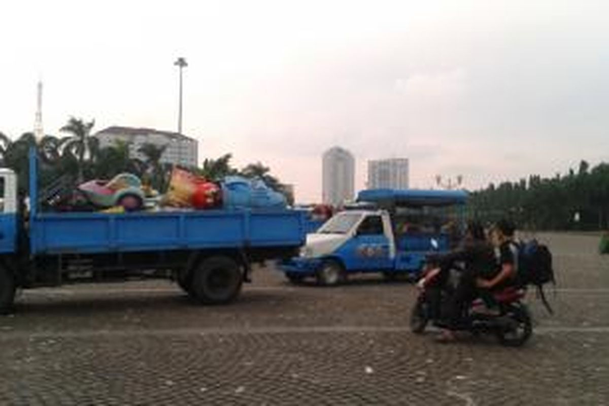 Barang-barang milik pedagang kaki lima (PKL) di kawasan Monas diangkut Satpol PP Jakarta Pusat