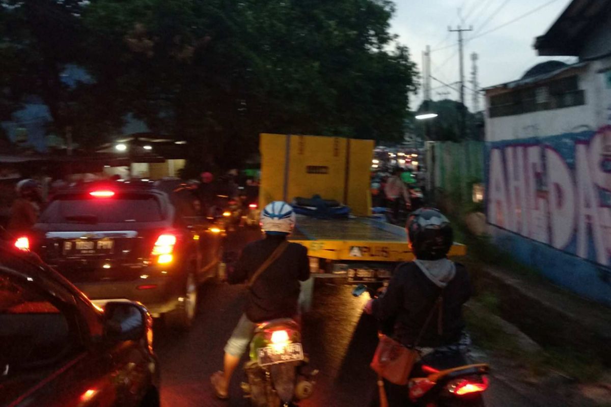 Kemacetan lalu lintas yang terjadi akibat banjir di Jalan Pondok Aren, Tangerang Selatan, Rabu (18/10/2017).