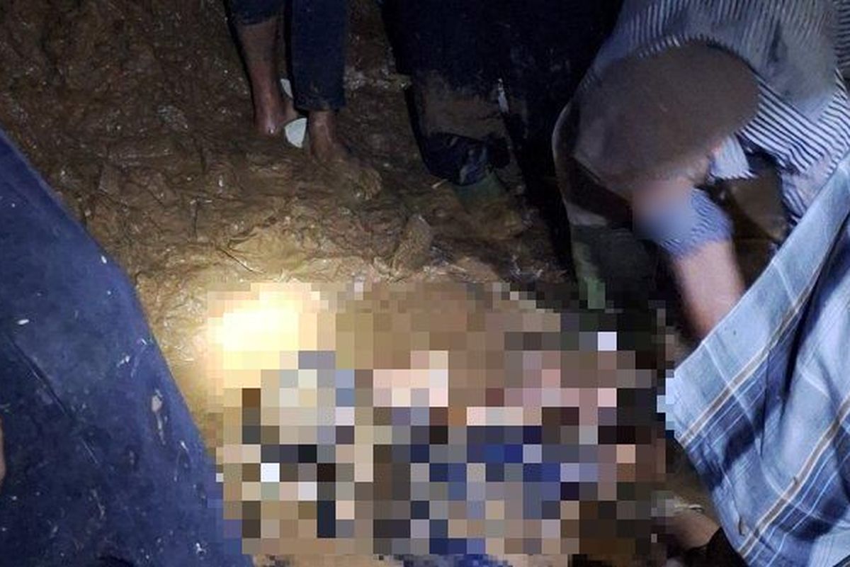 Ayah, Ibu dan anak korban longsor satu keluarga terlihat berpelukan saat dievakuasi. Longsor terjadi di Desa Girimukti, Kecematan Cisewu, Kabupaten Garut, Jawa Barat, Rabu (25/6/2025), pukul 19.00 WIB. 
