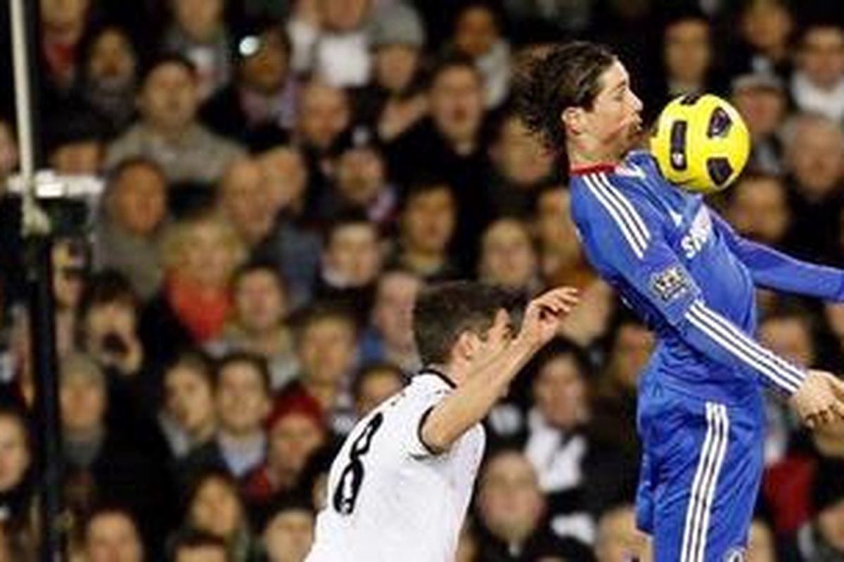 Penyerang Chelsea, Fernando Torres (kanan).