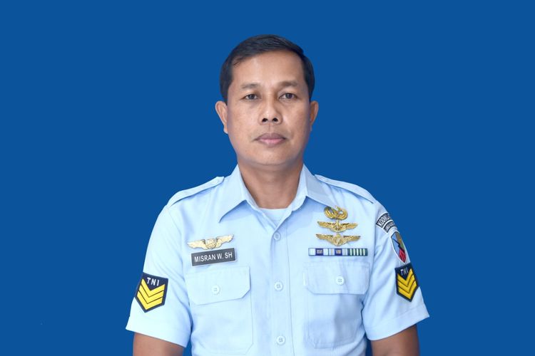 Seorang prajurit bintara TNI Angkatan Udara, Serka Misran Wahyudi meraih gelar doktor dengan predikat cum laude dari Universitas Islam Negeri (UIN) Sunan Kalijaga, Yogyakarta.
