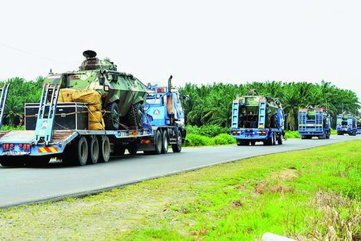Sejumlah panser dibawa ke Kampung Tanduo, Lahad Datu, Sabah, Malaysia, Senin (4/3), lokasi kontak senjata antara pasukan Pemerintah Malaysia dan kelompok bersenjata Filipina. Malaysia mengirim dua batalion tentara untuk membantu polisi mengatasi perlawanan kelompok yang mengklaim Sabah sebagai wilayah Kesultanan Sulu.