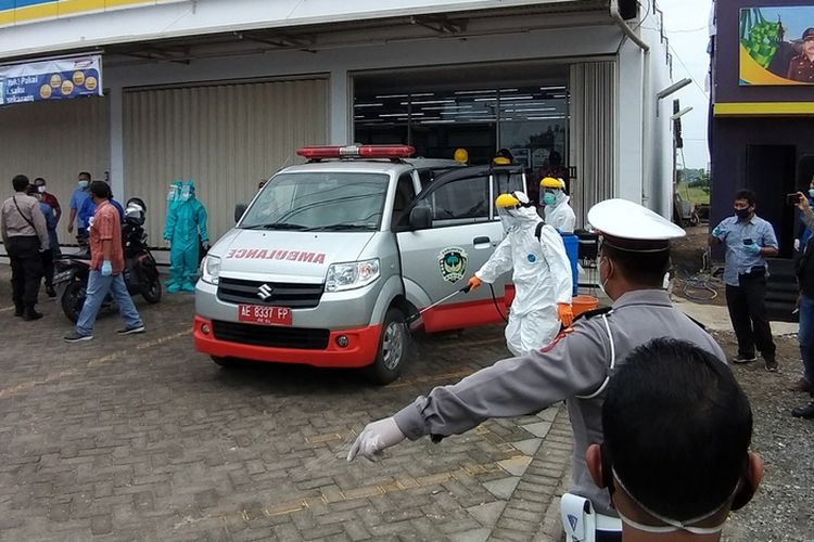 EVAKUASI--Nampak tim Satgas Percepatan Penanganan Covid-19 Kabupaten Madiun mengevakuasi Wahyu Utami (30), perempuan asal Pati, Jawa Tengah yang ditemukan pingsan di toilet Indomaret Dumpil, Desa Bagi, Kecamatan Madiun, Kabupaten Madiun, Jawa Timur, Kamis (30/4/2020) siang.