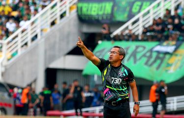 Persis Vs Persebaya - Aji Santoso Tegaskan Bukan Sosok Pelatih ...