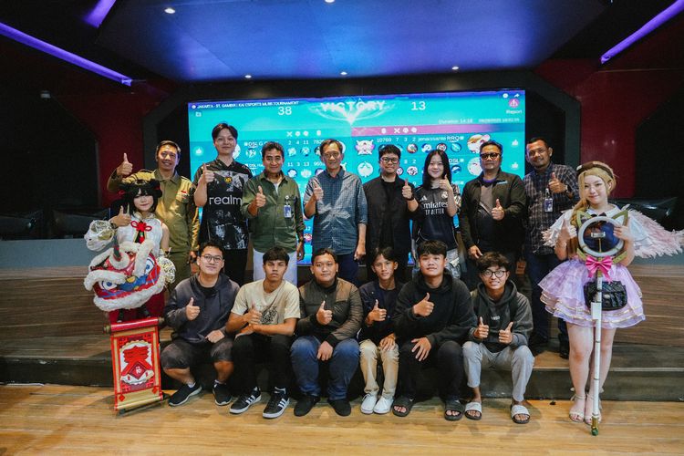Peresmian E-Sport Center KAI pertama di Stasiun Gambir yang dihadiri oleh sejumlah bintang e-sport Tanah Air, antara lain Vivian (Mother of Tanks), Fanny Cynthia (Funi), RRQ Banana, serta Nevinne pada Minggu (28/9/2025)