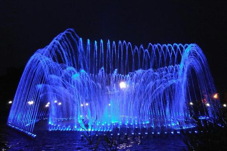 Air mancur menari di Taman Kota Lumintang, Denpasar.