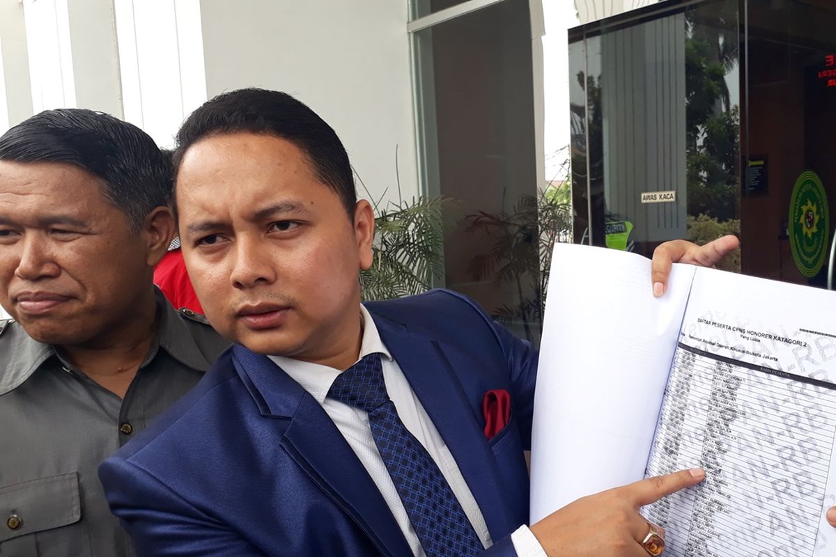 Kuasa hukum Sugianti, Pitra Romadoni Nasution usai mendaftar gugatan perkara kepada sejumlah pihak di Pengadilan Negeri Jakarta Timur, Senin (28/10/2019).