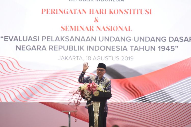 Ketua DPR RI Zulkifli Hasan memberi sambutan saat peringatan Hari Konstitusi, Minggu (18/8/2019).