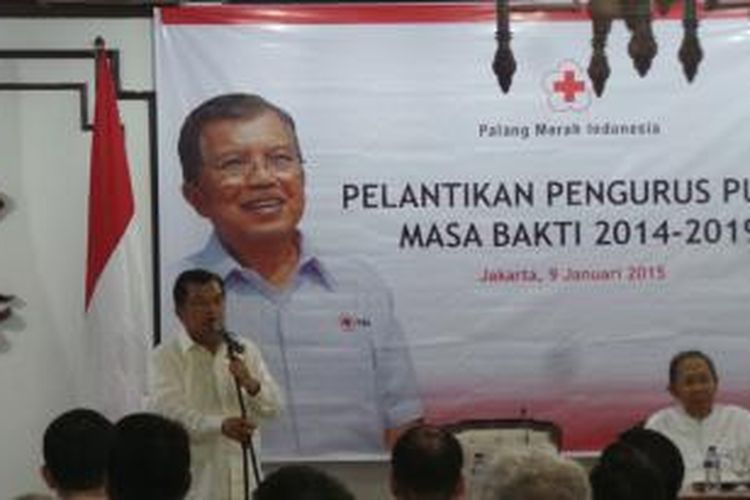 Ketua Umum Palang Merah Indonesia Jusuf Kalla melantik pengurus pusat PMI periode 2014-2019 di Jakarta, Jumat (9/1/2015).