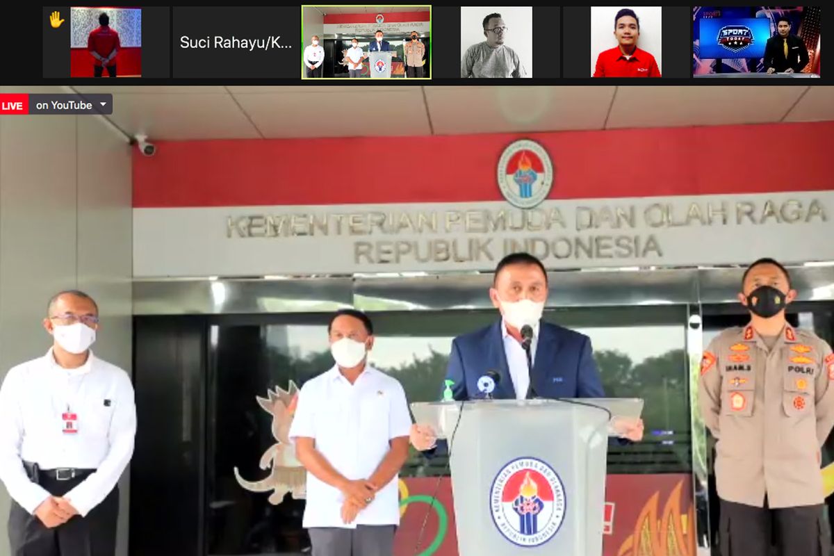 katua PSSI Mochamad Iriawan (tengah) memberi keterangan pers seusai rapat kordinasi pengkajian terhadap usulan penyelenggaraan kompetisi sepakbola Liga 1 dan Liga 2 di kantor Kemenpora Jakarta, Rabu (10/02/2021) sore.