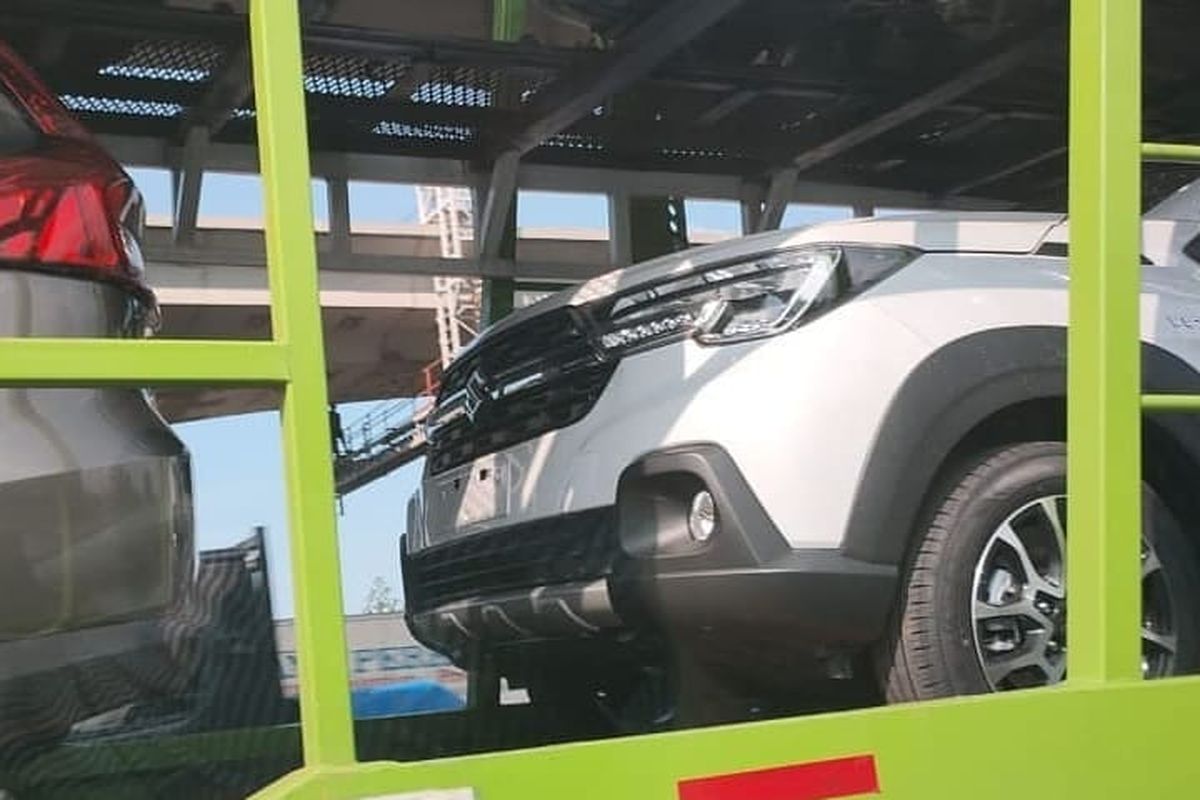 Suzuki XL7 terpantau mulai diangkut truk kontainer untuk dikirim ke sejumlah diler.