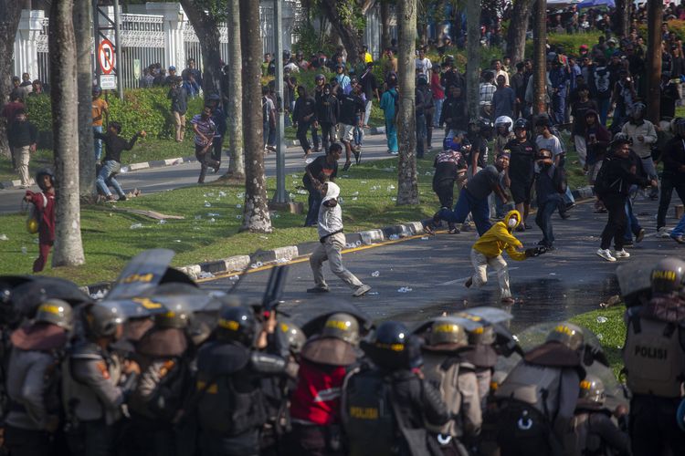 Pengunjuk rasa melempari personel polisi saat aksi unjuk rasa warga Pulau Rempang di Kantor Badan Pengusahaan (BP) Batam, Batam, Kepulauan Riau, Senin (11/9/2023). Aksi yang menolak rencana pemerintah merelokasi mereka tersebut berakhir ricuh. 