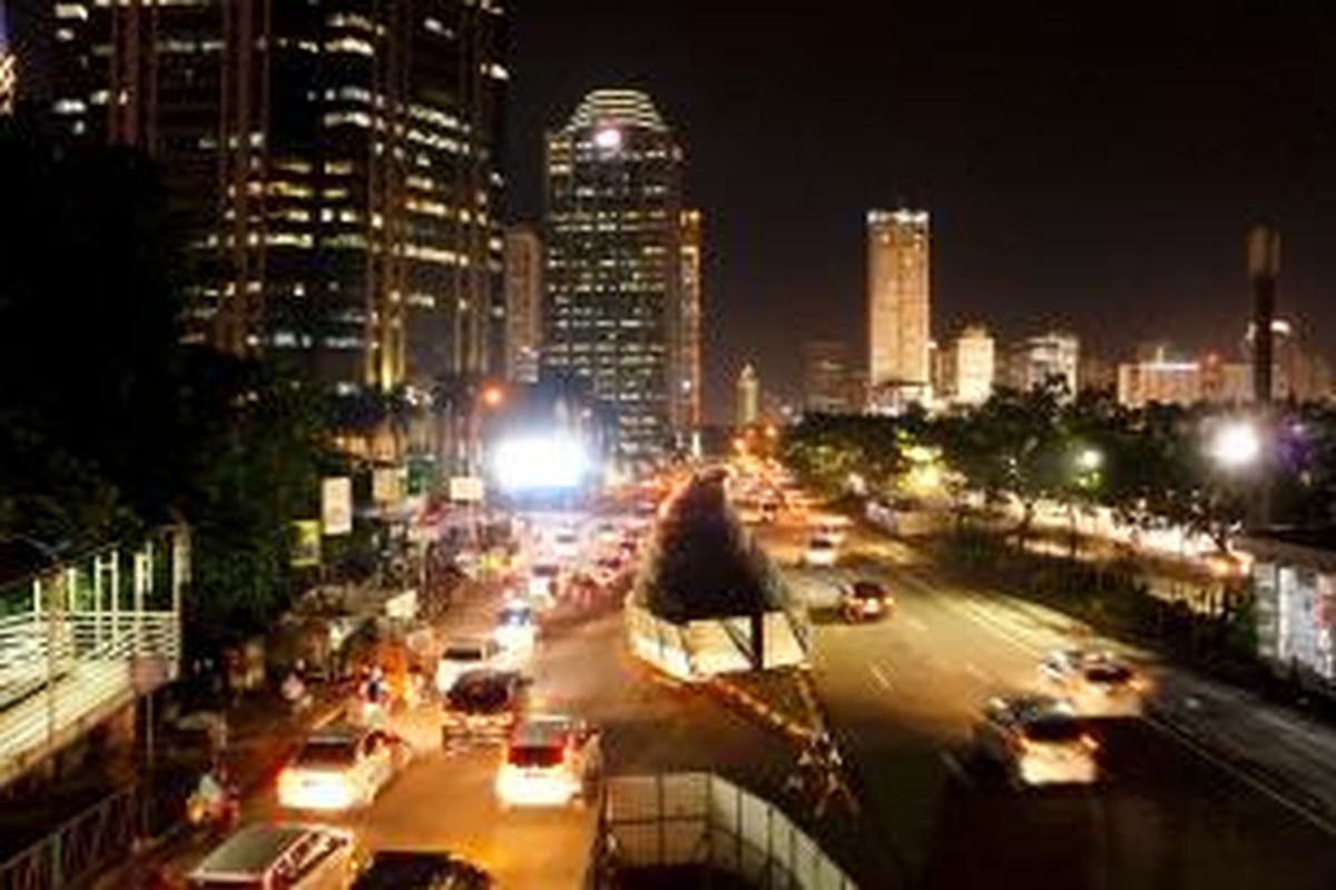 Proyek pembangunan Mass Rapid Transit (MRT) Jakarta membuat ruas jalan protokol ibukota kian sempit, Sudirman, Jakarta, Kamis (10/4/2014).