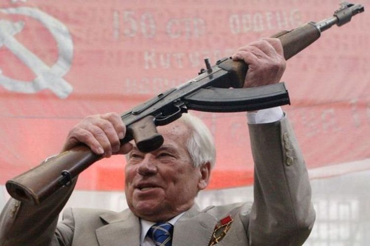 Mikhail Kalashnikov dan senapan serbu semiotomatis yang ia rancang AK-47.