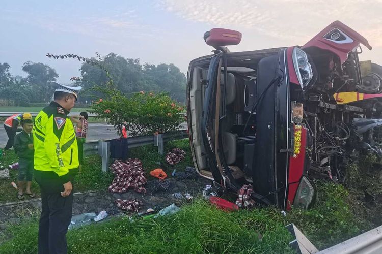 Kondisi Bus Nusa Bali yang mengalami kecelakaan di Jalan Tol Jombang - Mojokerto, Selasa (3/6/2025).