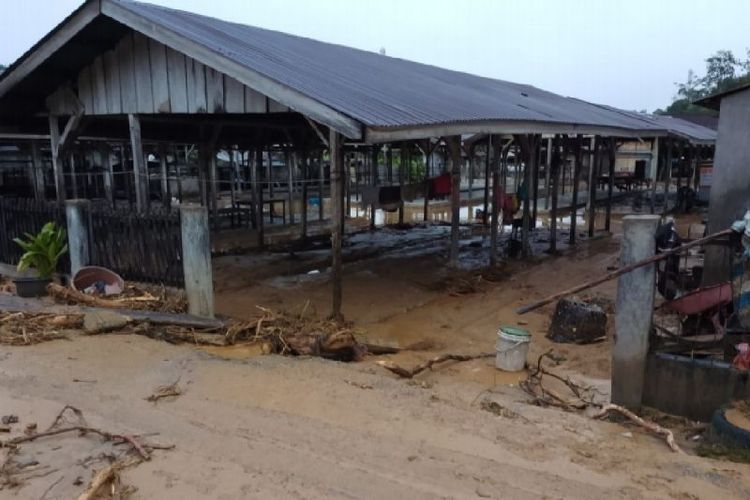 Banjir Taput Rusak Infrastruktur hingga Listrik Padam, 150 KK Mengungsi di Fasilitas Umum