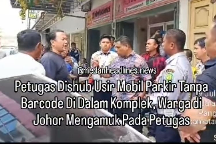 Potongan gambar perdebatan antara Petugas Dishub dengan warga terkait parkir berlangganan di Komplek Perumahan J City 