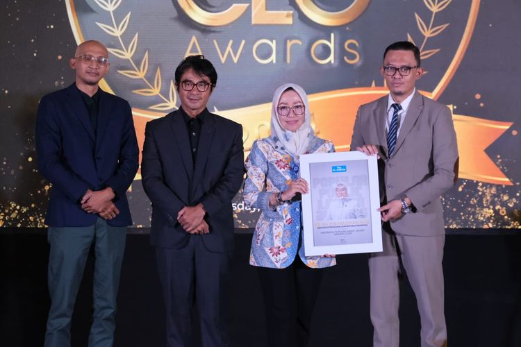 Kepala Badan Perencanaan dan Pengembangan Ketenagakerjaan Ketenagakerjaan (Barenbang Naker) Kemnaker Estiarty Haryani mewakili Menaker Ida Fauziyah menerima dua penghargaan dari The Iconomics di Jakarta, Kamis (21/3/2024).  

