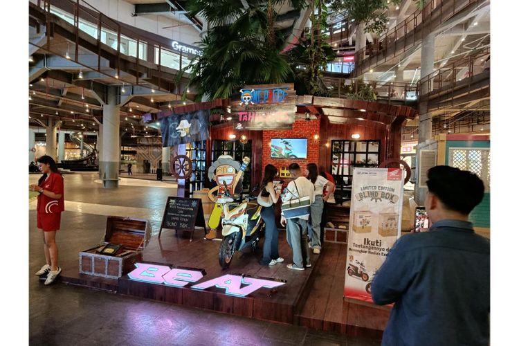 Pengunjung meramaikan booth Steal the BeAT Makassar