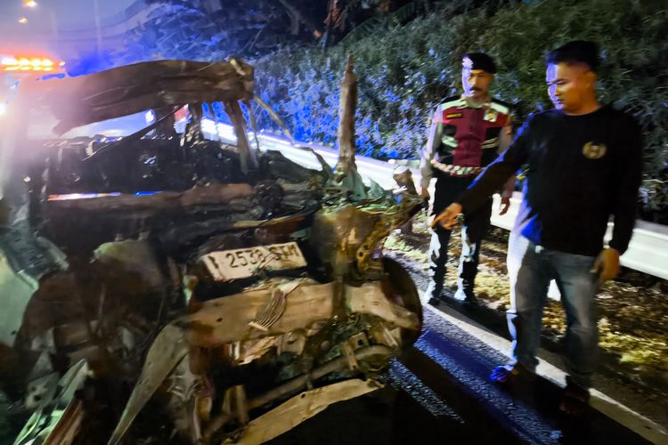 Kronologi Mercy Tabrak Truk Kontainer di Tol Jagorawi hingga Terbakar, 2 Orang Tewas