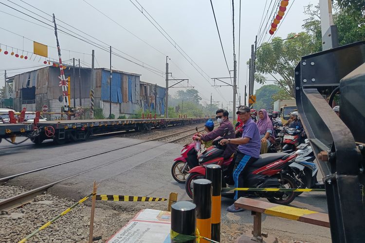 Petugas Mulai Jaga Pelintasan JPL 98 Tambun Bekasi, Palang Otomatis Belum Dioperasikan