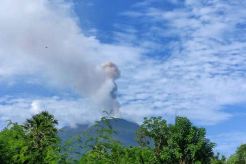 Gunung Ile Lewotolok Kembali Meletus, Desa Waowala Dilanda Hujan Abu