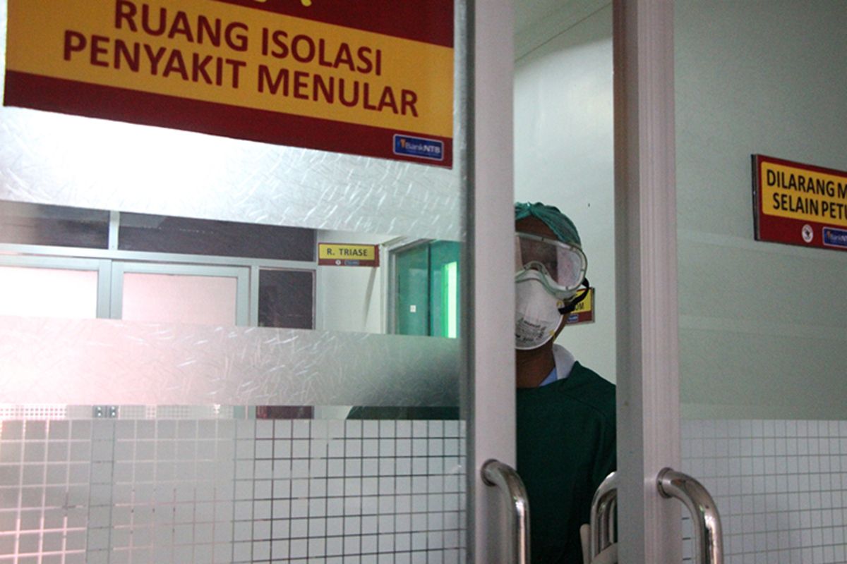 Seorang Petugas Medis di Ruang Isolasi RSUD Provinsi NTB, usai memantau kondisi pasien Balita 1,5 Tahun asal China yang dirawat karena mengalami demam tinggi, Senin (27/1/2020). Pasien beljm dinyatakan suspect Corona.